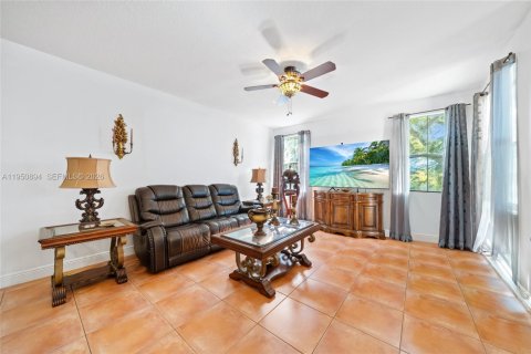 House in Miami, Florida 5 bedrooms, 273.78 sq.m. № 2155146 - photo 14
