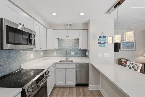 Condo in Sarasota, Florida, 1 bedroom  № 2423930 - photo 10