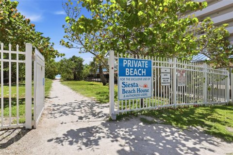 Condo in Sarasota, Florida, 1 bedroom  № 2423930 - photo 24