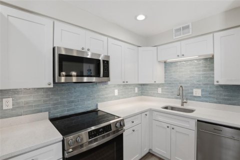Condo in Sarasota, Florida, 1 bedroom  № 2423930 - photo 11