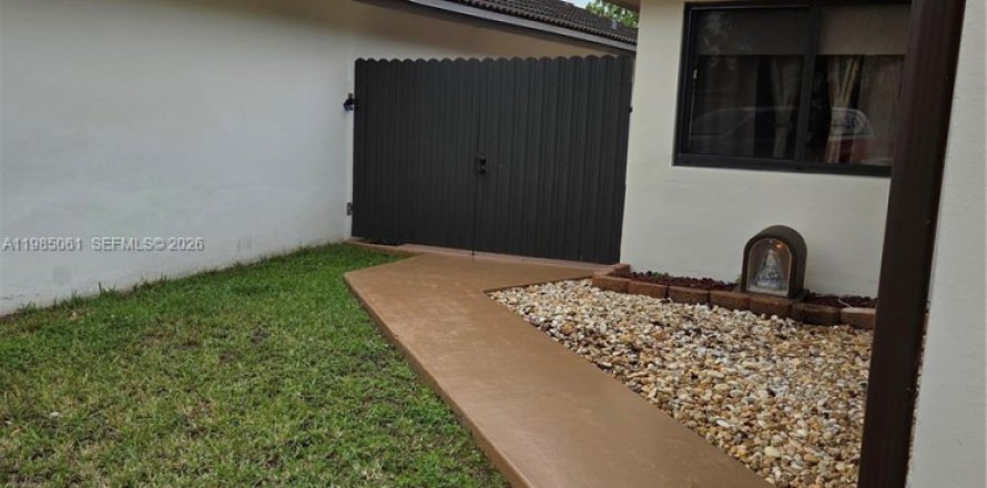 Commercial property in Miami, Florida 1 bedroom, 46.45 sq.m. № 2048649