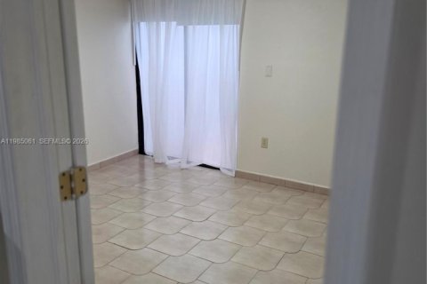 Commercial property in Miami, Florida 1 bedroom, 46.45 sq.m. № 2048649 - photo 15