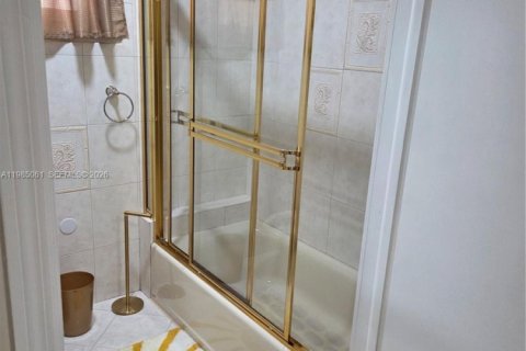 Commercial property in Miami, Florida 1 bedroom, 46.45 sq.m. № 2048649 - photo 19