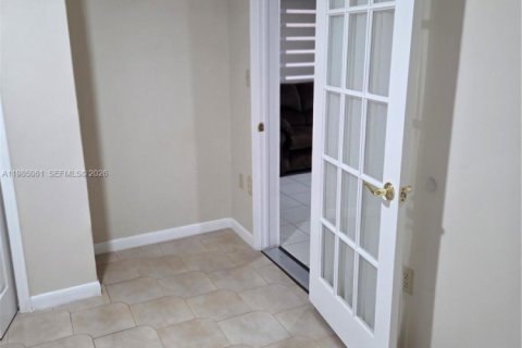 Commercial property in Miami, Florida 1 bedroom, 46.45 sq.m. № 2048649 - photo 16