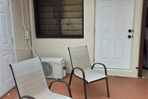 Commercial property in Miami, Florida 1 bedroom, 46.45 sq.m. № 2048649 - photo 2