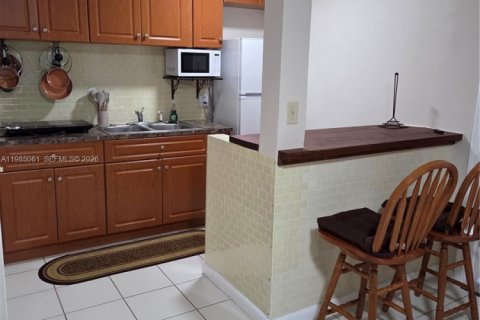 Commercial property in Miami, Florida 1 bedroom, 46.45 sq.m. № 2048649 - photo 8