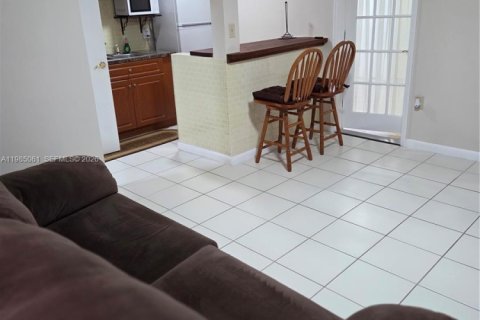 Commercial property in Miami, Florida 1 bedroom, 46.45 sq.m. № 2048649 - photo 4