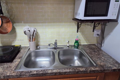 Commercial property in Miami, Florida 1 bedroom, 46.45 sq.m. № 2048649 - photo 11
