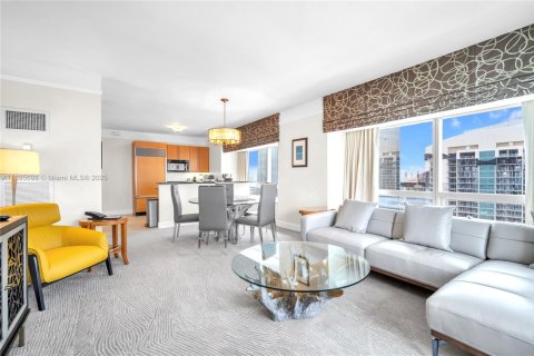 Condominio en alquiler en Miami, Florida, 2 dormitorios, 162.3 m2 № 2077035 - foto 3