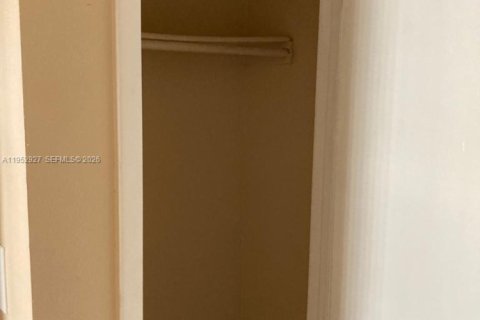 Condo in Sunrise, Florida, 2 bedrooms № 2054586 - photo 9