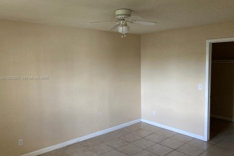 Condo in Sunrise, Florida, 2 bedrooms № 2054586 - photo 5