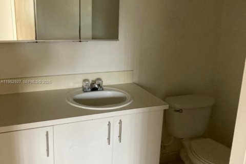 Condo in Sunrise, Florida, 2 bedrooms № 2054586 - photo 11