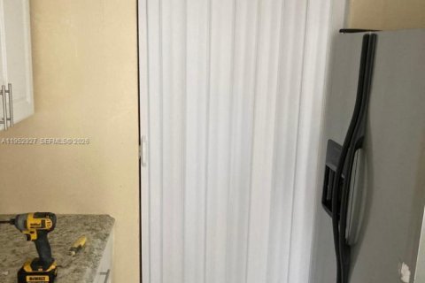 Condo in Sunrise, Florida, 2 bedrooms № 2054586 - photo 4