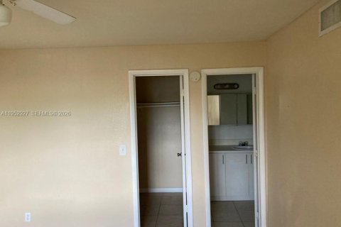 Condo in Sunrise, Florida, 2 bedrooms № 2054586 - photo 7