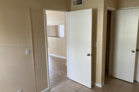 Condo in Sunrise, Florida, 2 bedrooms № 2054586 - photo 8