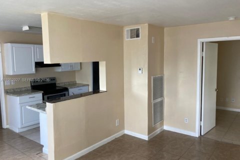 Condo in Sunrise, Florida, 2 bedrooms № 2054586 - photo 2