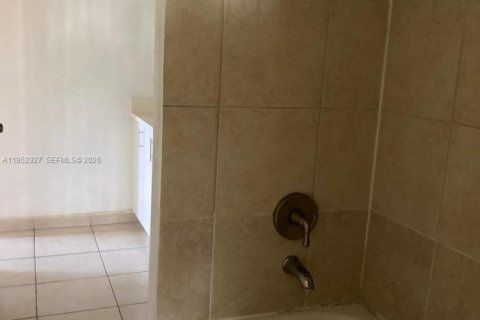 Condo in Sunrise, Florida, 2 bedrooms № 2054586 - photo 12