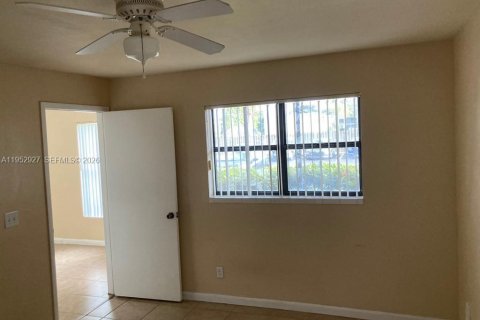 Condo in Sunrise, Florida, 2 bedrooms № 2054586 - photo 6