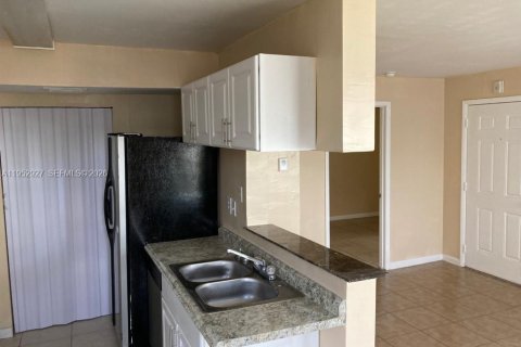 Condo in Sunrise, Florida, 2 bedrooms № 2054586 - photo 3