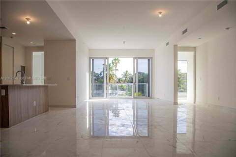 Condo in Miami, Florida, 4 bedrooms  № 2254143 - photo 5