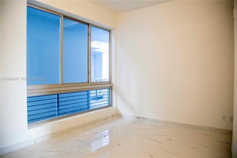 Condo in Miami, Florida, 4 bedrooms  № 2254143 - photo 11