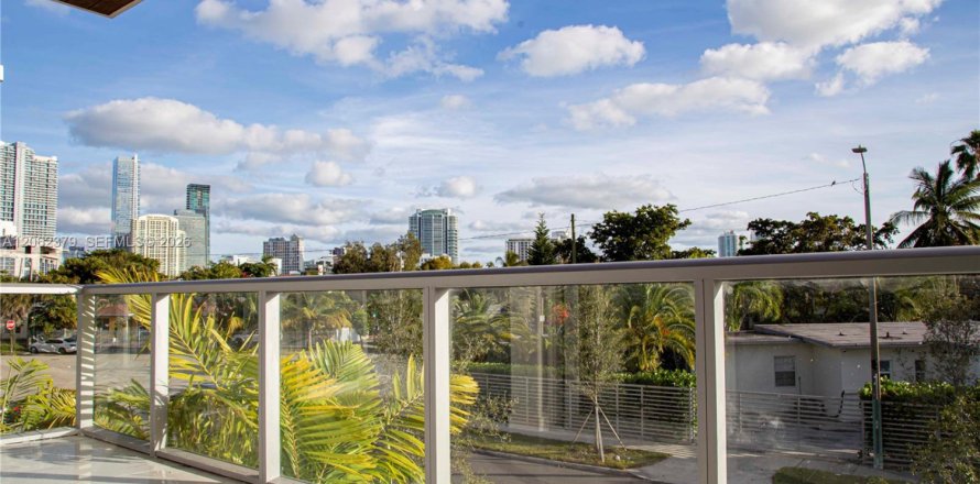 Condo in Miami, Florida, 4 bedrooms  № 2254143