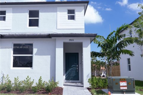 Townhouse in Miami, Florida 3 bedrooms № 1983640 - photo 2