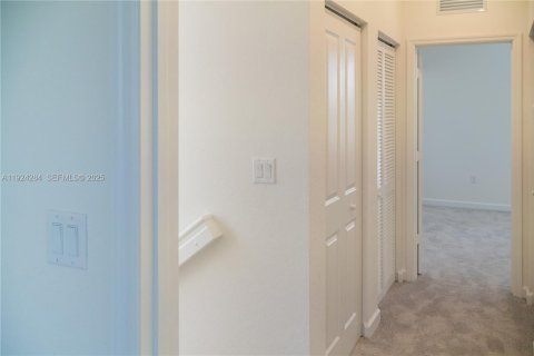 Townhouse in Miami, Florida 3 bedrooms № 1983640 - photo 14