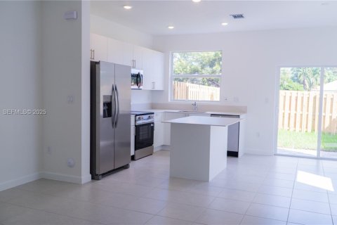 Townhouse in Miami, Florida 3 bedrooms № 1983640 - photo 8