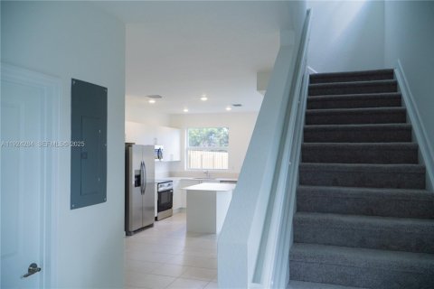 Townhouse in Miami, Florida 3 bedrooms № 1983640 - photo 10