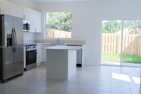 Townhouse in Miami, Florida 3 bedrooms № 1983640 - photo 7