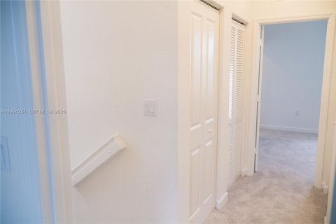 Townhouse in Miami, Florida 3 bedrooms № 1983640 - photo 15