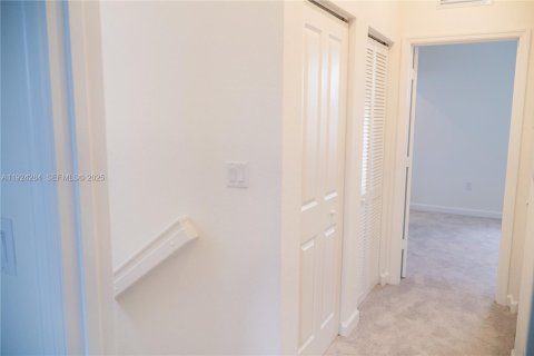 Townhouse in Miami, Florida 3 bedrooms № 1983640 - photo 24