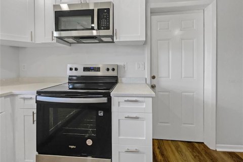 House in Kenneth City, Florida 3 bedrooms, 104.14 sq.m. № 1856062 - photo 13