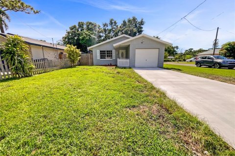 House in Kenneth City, Florida 3 bedrooms, 104.14 sq.m. № 1856062 - photo 1