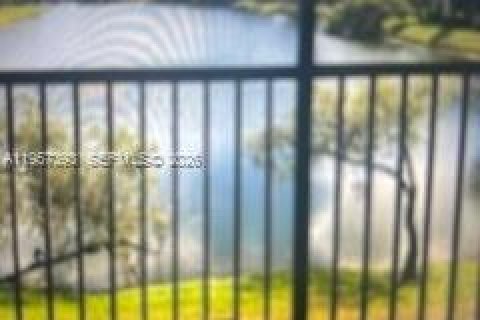 Condo in Sunrise, Florida, 2 bedrooms № 2153547 - photo 9