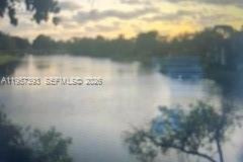 Condo in Sunrise, Florida, 2 bedrooms № 2153547 - photo 10