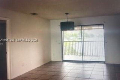 Condo in Sunrise, Florida, 2 bedrooms № 2153547 - photo 2