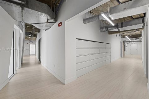 Commercial property in Miami Beach, Florida № 1996214 - photo 28