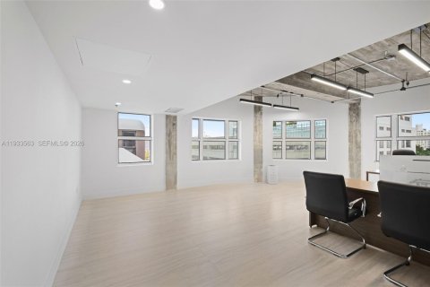 Commercial property in Miami Beach, Florida № 1996214 - photo 11