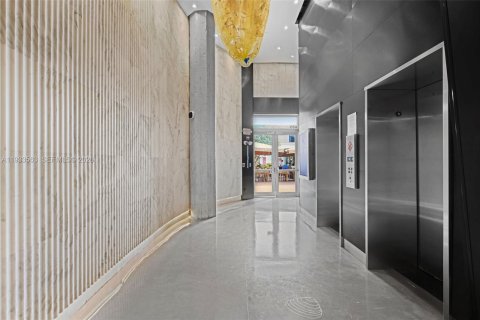 Commercial property in Miami Beach, Florida № 1996214 - photo 4