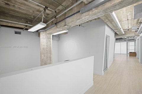 Commercial property in Miami Beach, Florida № 1996214 - photo 9