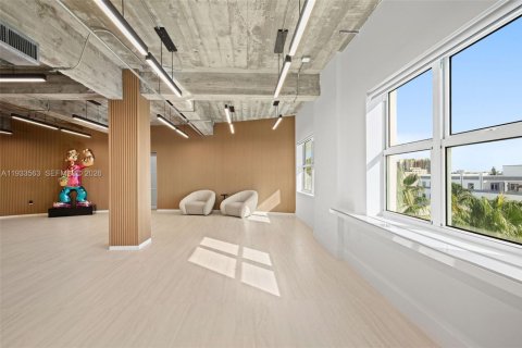 Commercial property in Miami Beach, Florida № 1996214 - photo 8
