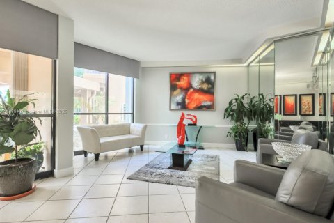 Condo in Pembroke Pines, Florida, 2 bedrooms  № 1941543 - photo 4