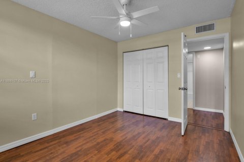 Condo in Pembroke Pines, Florida, 2 bedrooms  № 1941543 - photo 27