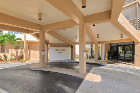 Condo in Pembroke Pines, Florida, 2 bedrooms  № 1941543 - photo 2