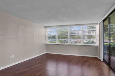 Condo in Pembroke Pines, Florida, 2 bedrooms  № 1941543 - photo 9