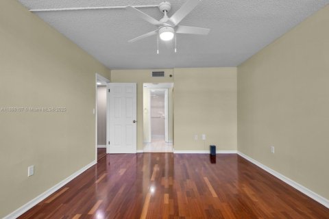 Condo in Pembroke Pines, Florida, 2 bedrooms  № 1941543 - photo 20