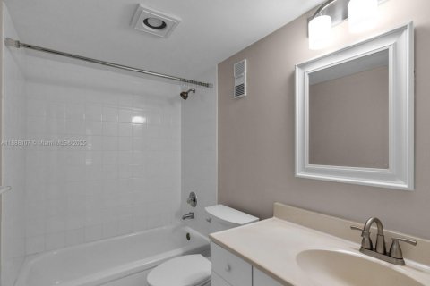 Condo in Pembroke Pines, Florida, 2 bedrooms  № 1941543 - photo 28