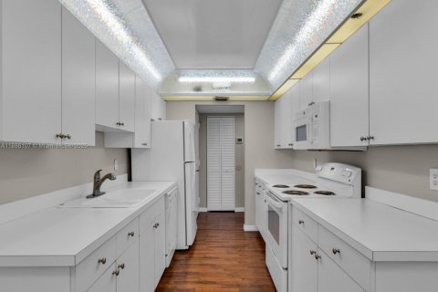Condo in Pembroke Pines, Florida, 2 bedrooms  № 1941543 - photo 14